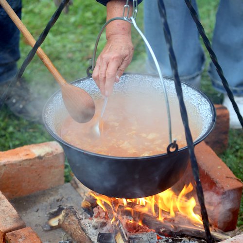 SENIOŘI VAŘILI KOTLÍKOVÉ GULÁŠE