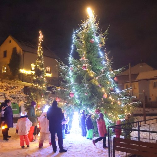 V Černovíru se rozzářil vánoční strom 