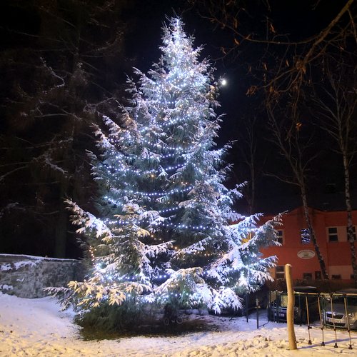 Kerhartice a Knapovec rozsvítili stromy 