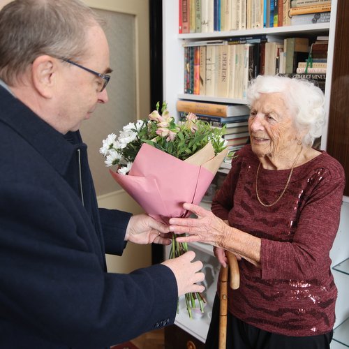 Sté narozeniny oslavila Emilie Hanzlová