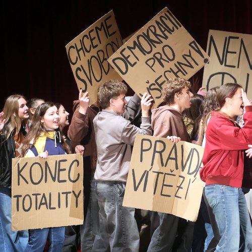 Gymnazisté si připomínají 17. listopad