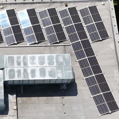 Tři nové fotovoltaiky pro úspornější provoz městských budov