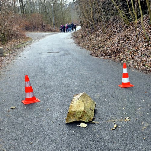 Pád kamenů na cyklostezce v Černovíru