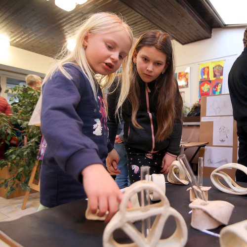 Výtvarný obor ZUŠ vystavuje v městské knihovně