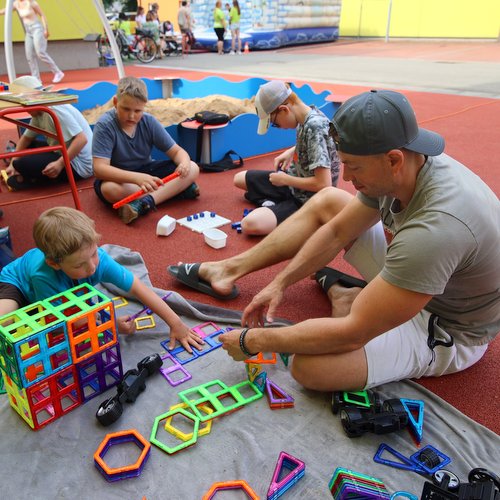 Mezi hřišti spojilo školu, rodiny i sousedy